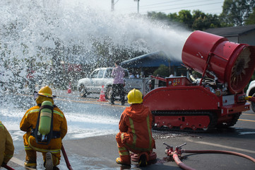 Obraz premium firefighter training with anti bio hazard machine