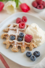 Belgische Waffeln mit frischen Früchten 