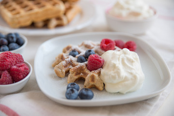 Belgische Waffeln mit frischen Früchten 