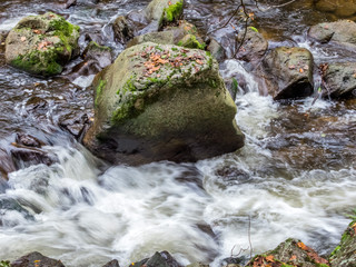 Bach mit fließendem Wasser