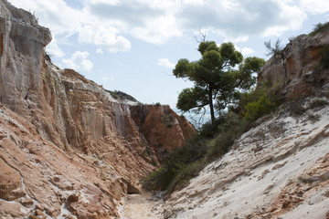 Desierto de rocas y arena rojas y blanca en la costa australiana de Queensland, 