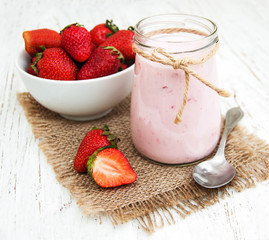 Strawberry yogurt with fresh strawberries