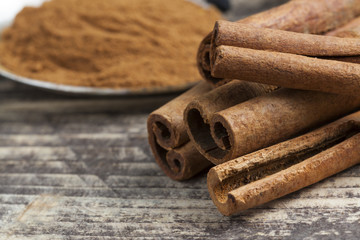 oriental indian spices curry paprika nutmeg chili kardamom kurkuma slate