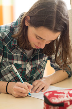 Jugendliche schreibt in der Schule einen Test