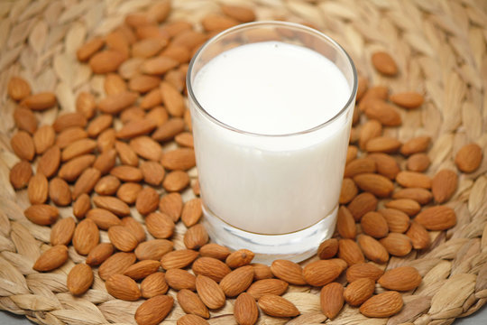 milk with almonds