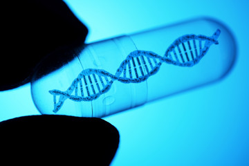 Arzt, Gentechniker oder Genetiker hält Pille oder Kapsel mit DNA Doppelhelix 
