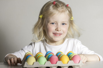 Fototapeta na wymiar portrait of little girl with Easter eggs