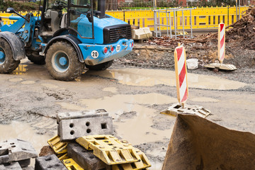 Erschwerte Bedingungen - Schlamm und Pfützen beim Strassenbau