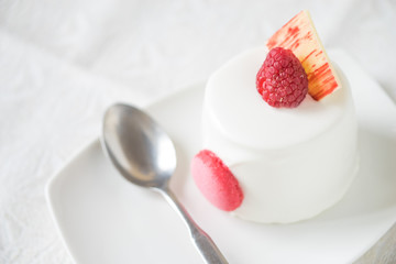 White cake with raspberry horizontal