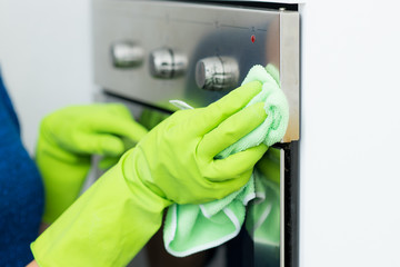 frau putzt den backofen