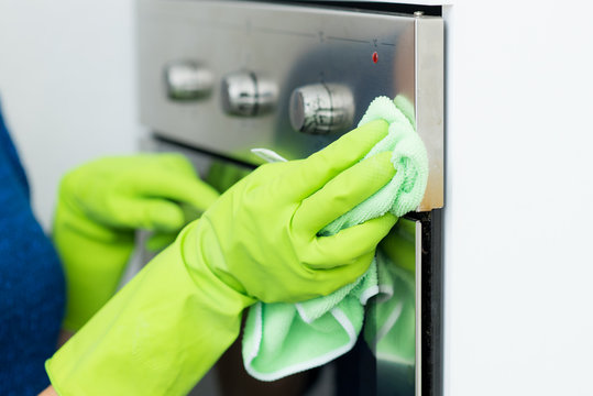 frau putzt den backofen