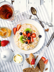 Oat porridge with fresh berries and honey