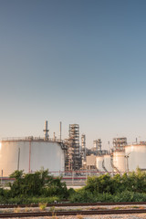 Obraz premium Zakład petrochemiczny na ropę naftową