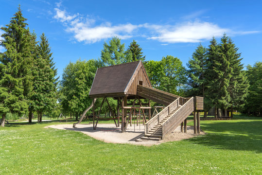 Spielplatz mit Holzhaus auf einer Lichtung im Wald - Rossberg, Schwäbische Alb 
