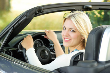 Naklejka premium Junge Frau genießt den Frühling im Cabriolet