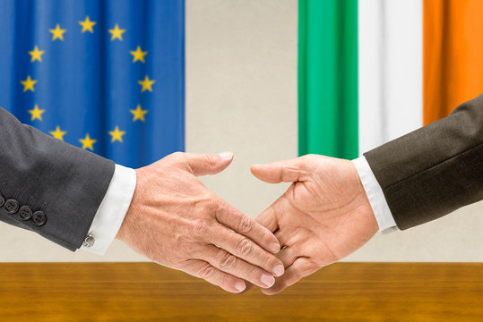 Vertreter der EU und Irlands reichen sich die Hand