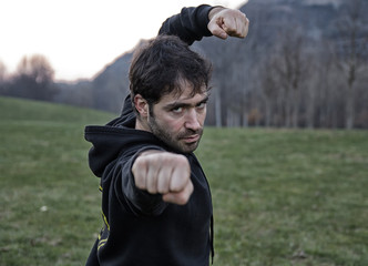 Fototapeta premium Allenamento di Kung Fu in mezzo alla natura