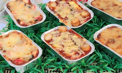 Bread baked with cheese on spinach, mushrooms, sausage.