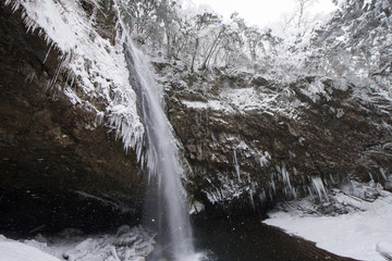 雪山と滝