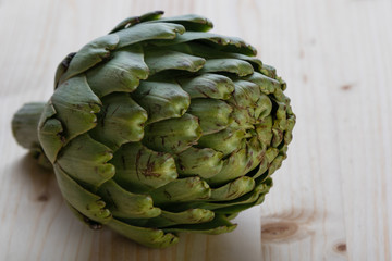 Obraz premium artichoke on wooden table