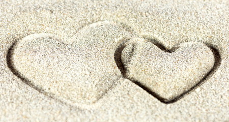 zwei Herzen im Sand