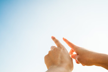 青空を指差すカップル