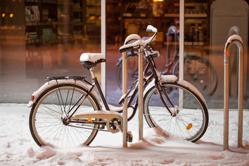 Fototapeta na wymiar Bicycle under the snow
