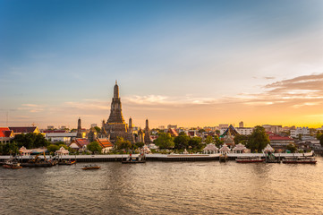 Obraz premium Wat Arun at sunset time ,Bangkok, Thailand. The Temple of Dawn