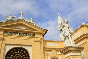 Fototapeta na wymiar Eingangsportal zu Stift Melk mit Statue des Heiligen Leopold II, Österreich