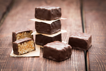 Peanut brittle with chocolate