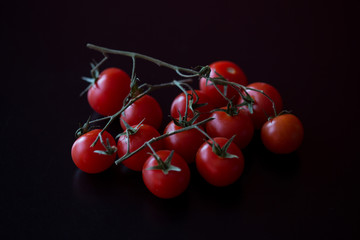 Rispentomaten, schwarzer Hintergrund