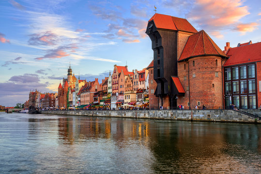 Fototapeta Żuraw i gotyckie stare miasto na zachód słońca, Gdańsk, Polska