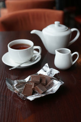 Obraz na płótnie Canvas Кусочки шоколада и чёрный чай