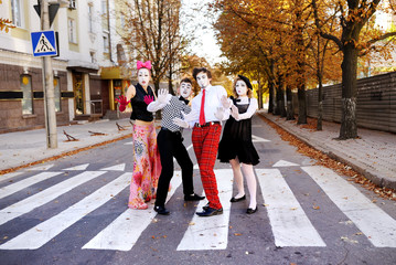 Obraz premium four mime cross the road