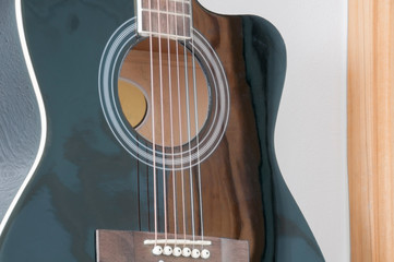 Fototapeta premium Gitarrenkörper an der Wand