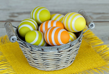 Korb mit Ostereiern