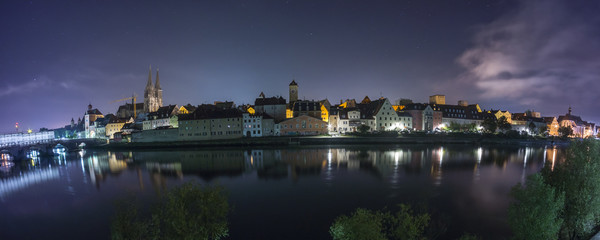 Fototapeta na wymiar Regensburg by night