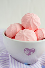 Strawberry meringue cookies