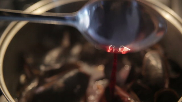cooking mussels with red wine and garlic