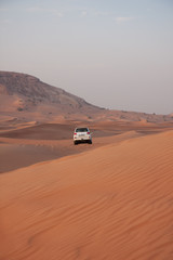 Fototapeta na wymiar Auto in Wüste