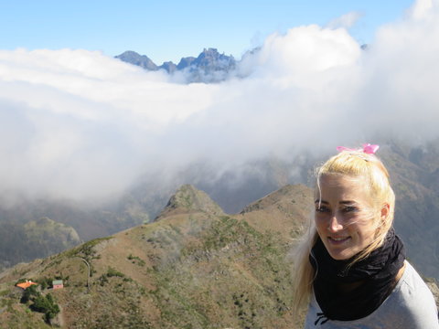Passatwolken fallen &uuml;ber die Berge der Paul da Serra