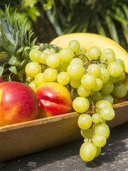 Holzschale mit Obst, Bananne, Anannas, Weintrauben, Mango, Necktarienen, Hessen, Deutschland