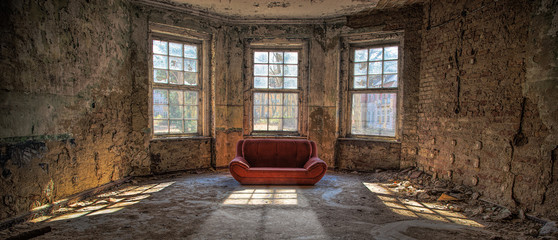 nostalgischer Raum mit roter Couch 
