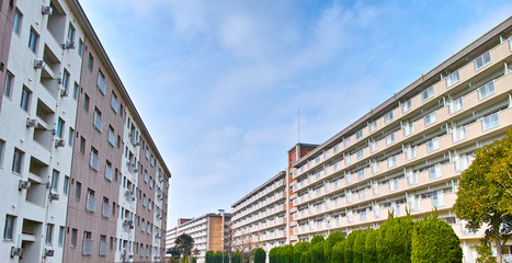 古い高層マンション