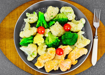 Dietary food: cauliflower, broccoli and chicken.