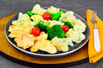 Dietary food: cauliflower, broccoli and chicken.