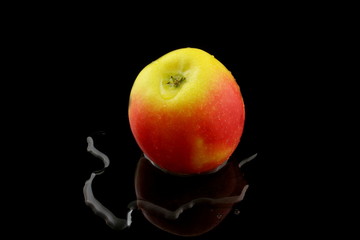 ein gelb roter apfel auf schwarzen hintergrund