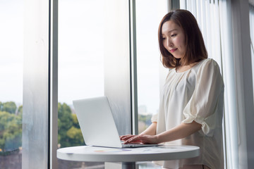 Naklejka premium PCを操作する女性