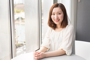 テーブルの前に座る女性