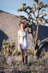 Naklejka premium beautiful bohemian girl in desert